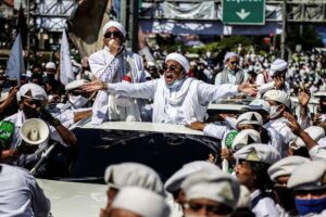 Pemimpin Front Pembela Islam (FPI) Rizieq Shihab menyapa simpatisannya saat tiba di daerah Puncak, Bogor, Jawa Barat, Jumat (13/11/2020). Dalam kunjungan tersebut, Rizieq Shihab dijadwalkan menghadiri acara peresmian pembangunan Masjid Raya di Markaz Syariah Pesantren Alam Agrokultural sekaligus mengisi ceramah shalat Jumat.(AFP/ADITYA SAPUTRA) m dengan judul "Bela Rizieq Shihab, Gerindra: Kenapa Hanya Habib? Bersepeda dan Demo Berkerumun Juga!", Klik untuk baca: https://megapolitan.kompas.com/read/2020/11/16/18332061/bela-rizieq-shihab-gerindra-kenapa-hanya-habib-bersepeda-dan-demo?page=all. Penulis : Singgih Wiryono Editor : Sabrina Asril Download aplikasi Kompas.com untuk akses berita lebih mudah dan cepat: Android: https://bit.ly/3g85pkA iOS: https://apple.co/3hXWJ0L